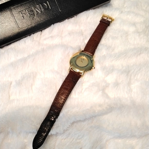 Authentic Ladies FENDI watch with box - Picture 3 of 9